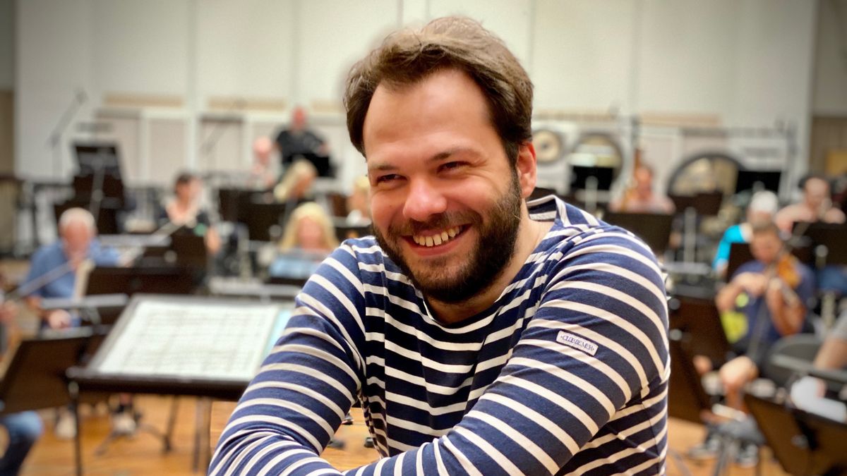 Dirigent Petr Popelka: Schönberga miluju